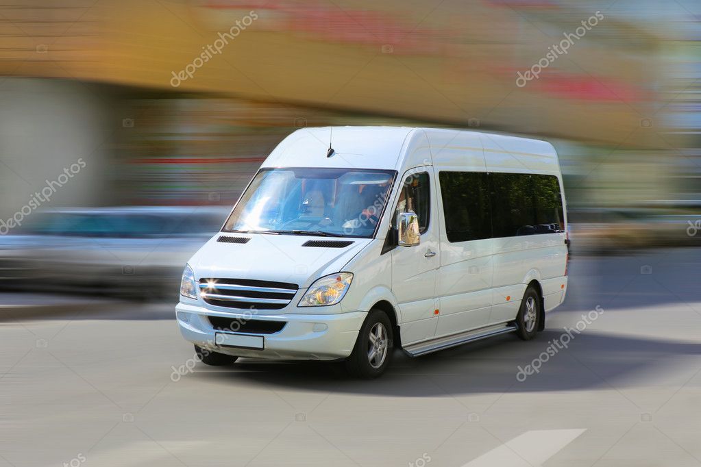 Mikrobus pro individuální transfer na silnici